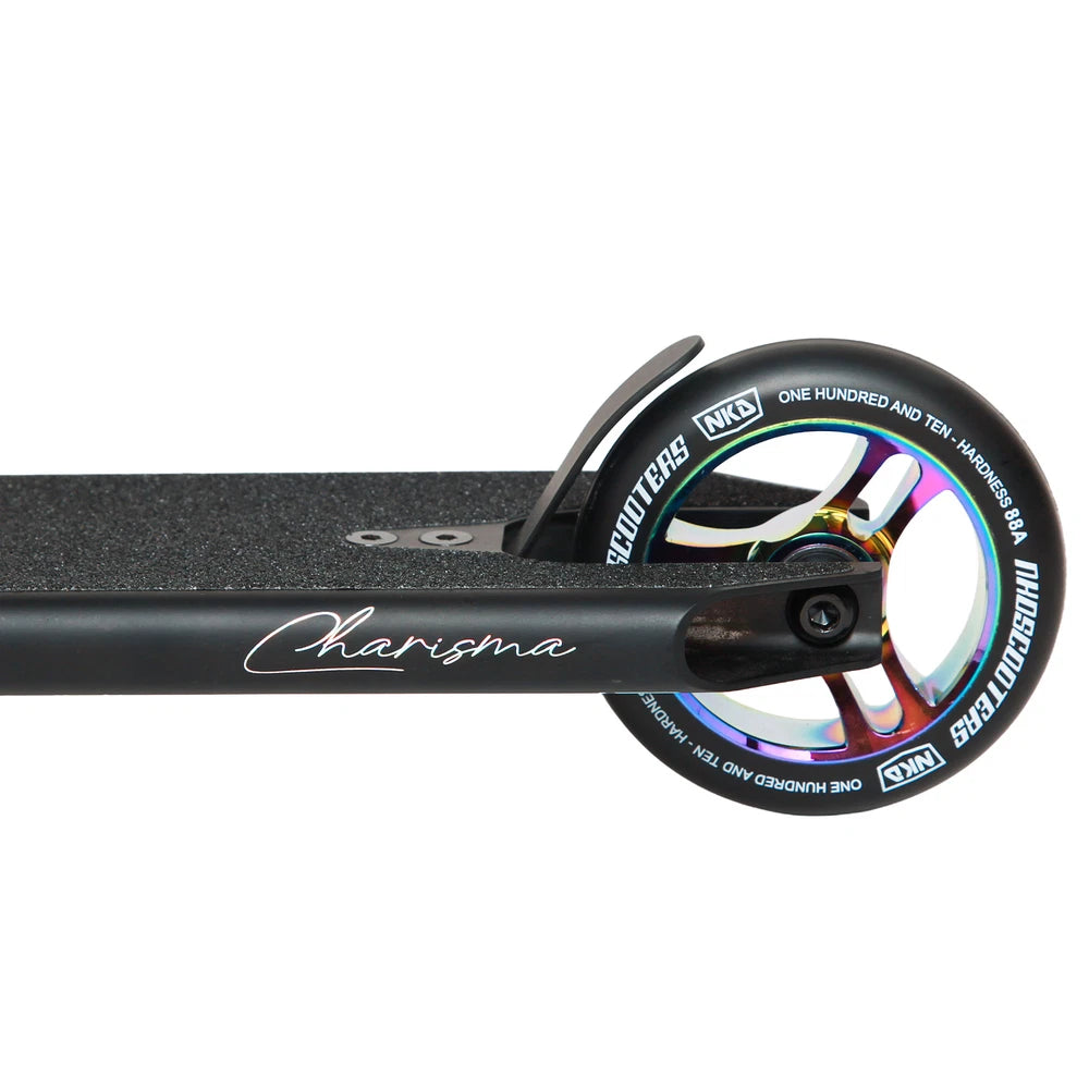 NKD Rizz Stuntstep Zwart Neochrome 88cm