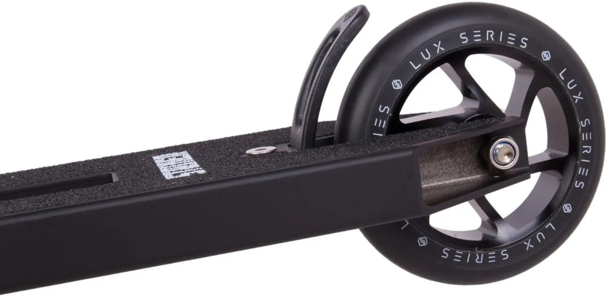 Striker Essential L Scooter Black